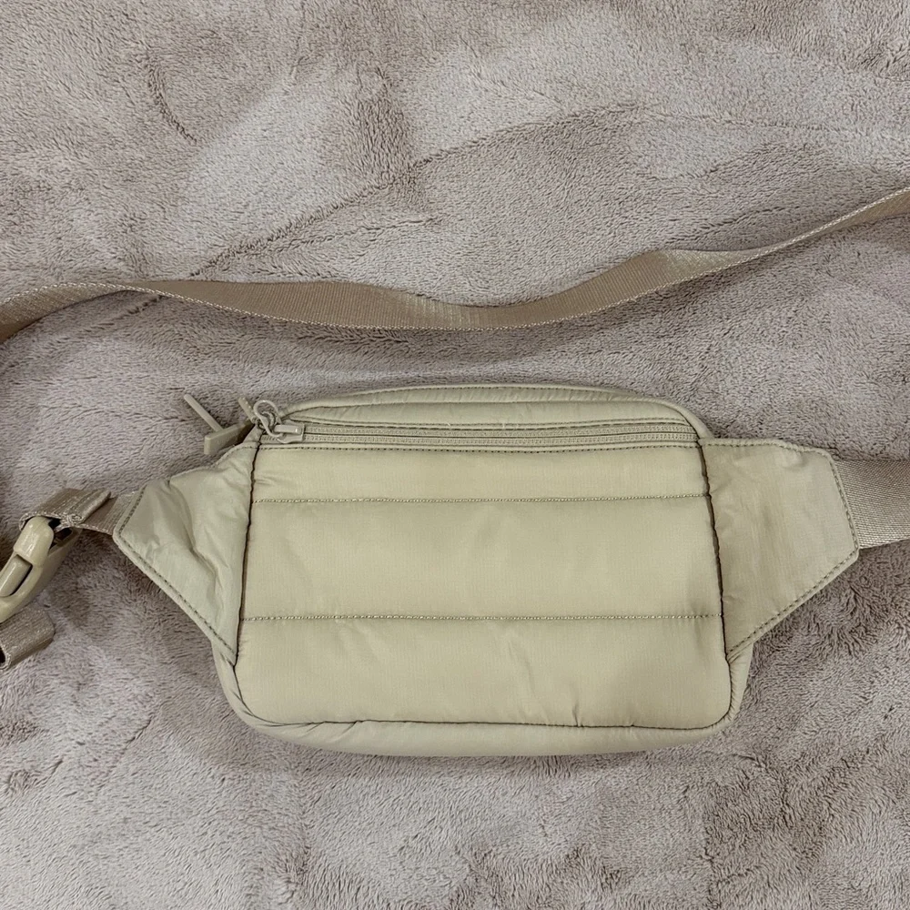 lululemon athletica Everywhere Belt Bag Large 2L *Wunder Puff - Color Trench - Picture 3 of 6